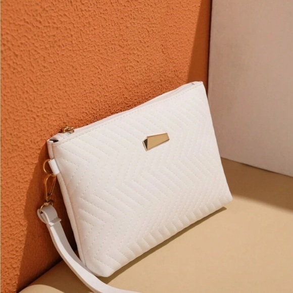 Quilted White Shoulder Bag with Gold Chain Strap - Chic & Versatile - Picture 5 of 8